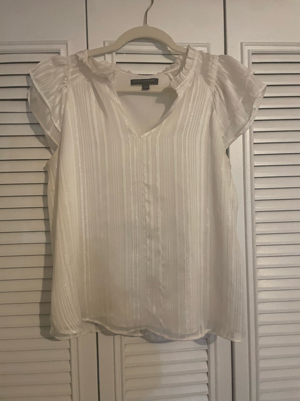 Banana republic small Petite Sophisticated White Ruffle-Sleeve Blouse